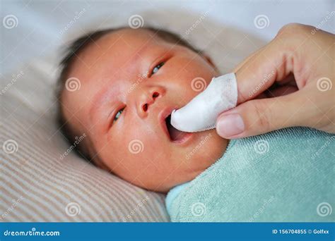 Cleaning Tongue Infants at Callum Balmain blog