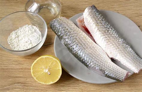 Жареная рыба в муке на сковороде быстро и вкусно - классический рецепт ...
