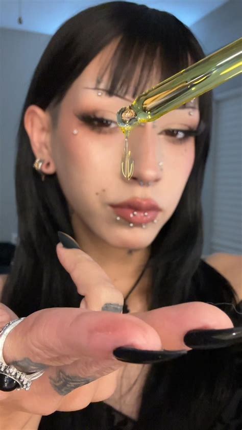 12 Surprising Benefits Of Jojoba Oil For Beautiful Skin & Hair | Jojoba oil benefits, Jojoba oil ...