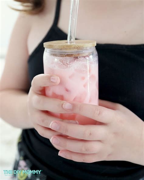 nasilyapilio: How to Make a Pink Drink with Cranberry Juice + Strawberry