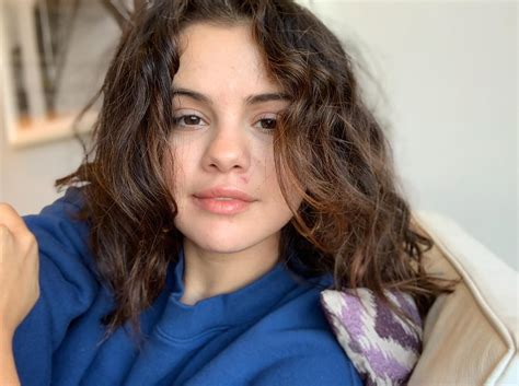 Selena Gomez shows off natural curls in no-makeup selfies