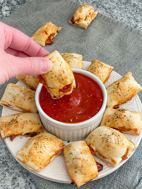 Simple Homemade Pizza Bites Using An Ice Cube Tray Hack