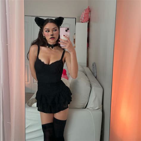 Kailey Mae | just some egirls and their peace signs 🏼 super delayed Twitchcon post but I had ...