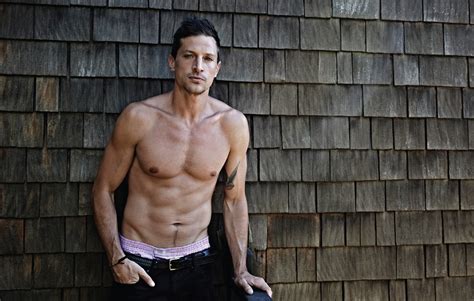 Ator Simon Rex faz nu frontal no filme "Red Rocket"