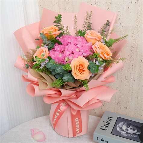 Zella (1 Hydrangea, 5 Roses) - Flower Bouquet