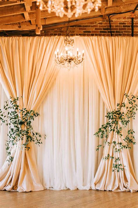 How to create a wedding backdrop | Beachweddingtips.com
