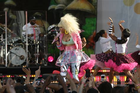 Nicki Minaj Nip Slip On GMA aug 05 11 : アーティスト達の美しくセクシーな瞬間!artist xnews