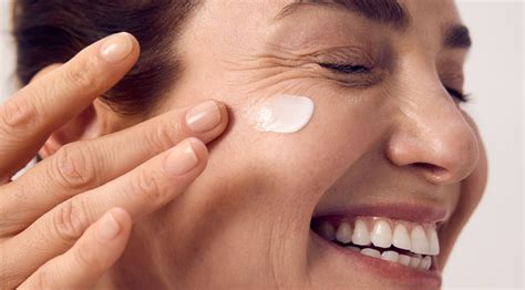 What is a Face Serum: Choice and Application | NIVEA