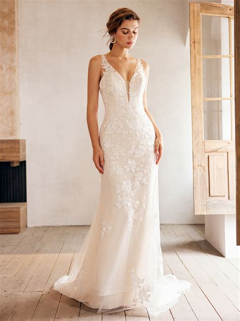 12 Gorgeous Lace Wedding Dresses for the Perfect Romantic Bridal Look - DIY Cricut Wedding Ideas ...