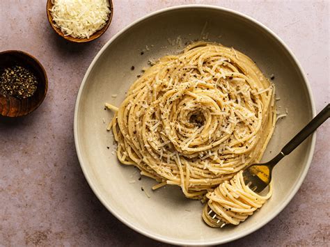 Cacio e Pepe (Spaghetti With Black Pepper and Pecorino Romano) Recipe