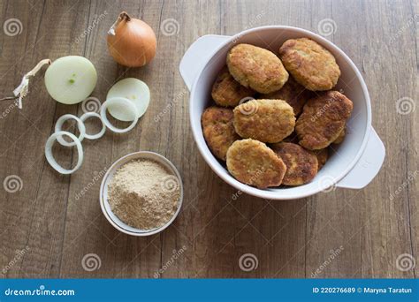 Côtelette De Boeuf Frit Sur Plaque Avec Oignon Et Salat Plat Image ...
