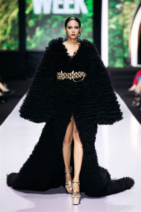 Phu nhân của đại sứ Cộng hòa Haiti gây chú ý với bộ sưu tập về thiên ...