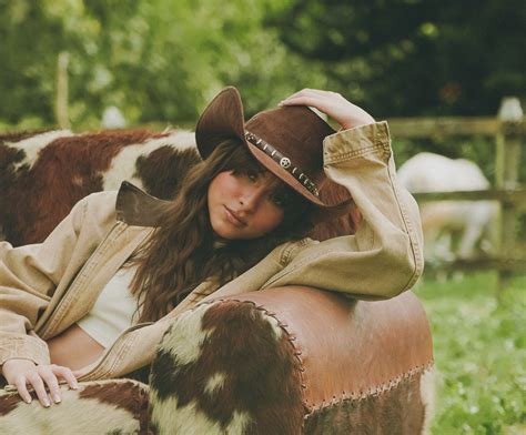 Paulina B y el nuevo himno de las mujeres valientes