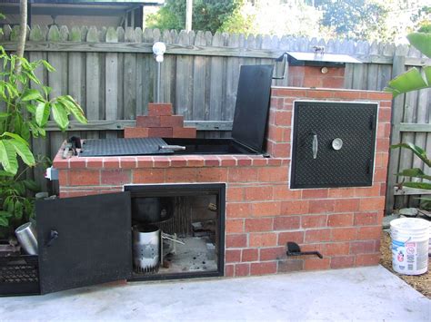 Barbecue & smoker en pierre | Brick bbq, Brick grill, Backyard bbq pit