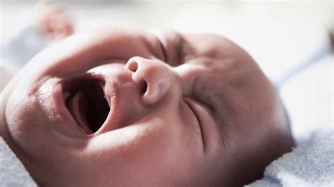 Infant Cries While Nursing - Causes and Quick Fixes