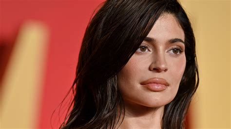 Kylie Jenner canaliza a Marilyn Monroe con su nuevo bob rubio | Estarguapas