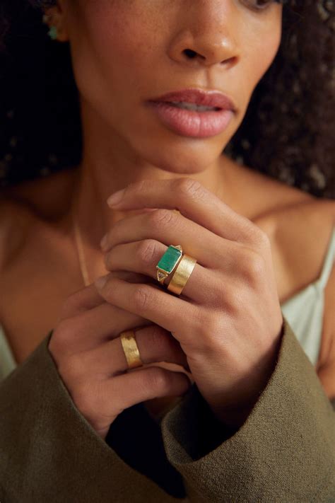 Pin by Karina Kovalchuk on Почему бы и "да")) | Minimal gold jewelry ...