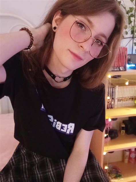 Who want to go out with a cute femboy? 🥰 : r/Androgynoushotties