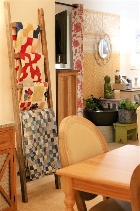 Blanket Ladder With Quilts · COZY LITTLE HOUSE