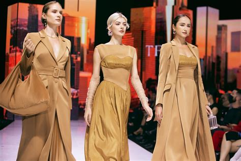 VIFW2021: Tracy Studio mang những cô gái trong ánh hoàng hôn Manhattan ...