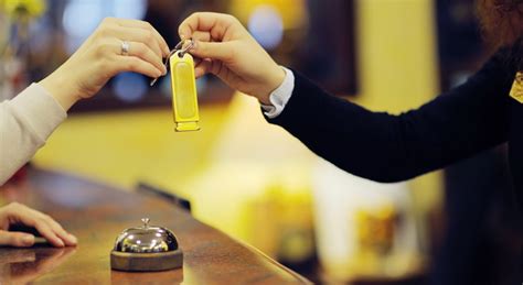 Диалог "Регистрация в отеле, заселение в отель" (Checking in at a hotel ...