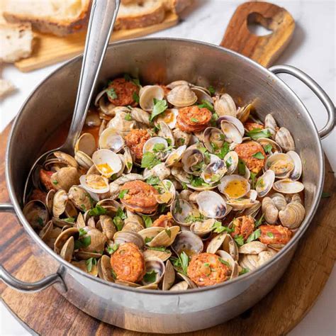 Spanish Clams with Chorizo in Garlic Sauce Recipe - Spanish Sabores