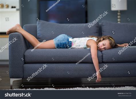 Photo de stock Girl Sleeping On Sofa Living Room 627987755 | Shutterstock