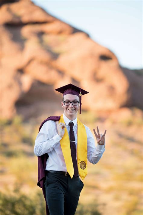 MALE GRADUATION PICTURES IDEAS | Graduation picture poses, College ...
