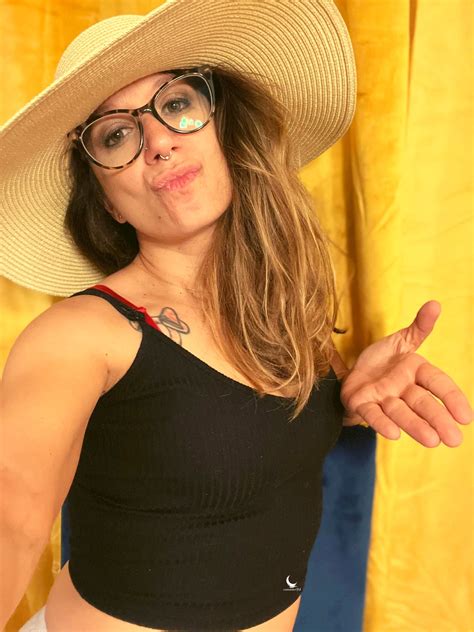 Your wallet fits so perfectly in my hand!! Master's in behavior modification. : r/OnlyFans101