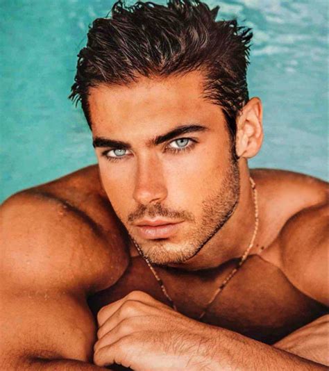 Pin tillagd av Hannah Ashton på Face | Killar, Ansikten