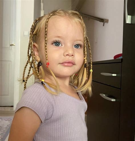 Top Mini Star Models | A young star of the runway, professional model ...