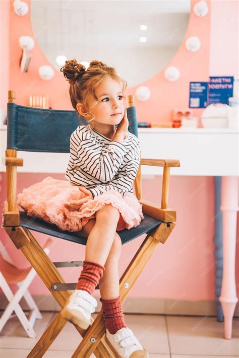 Niña elegante en un salón de belleza para niños donde hizo un hermoso ...