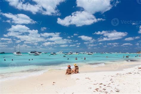 2 chicas sexy damas están sentadas en bikini brasileño en una playa de ...