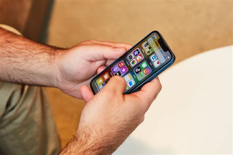 On Phone - Từ Điển Chi Tiết và Cách Sử Dụng Cụm Từ Trong Tiếng Anh