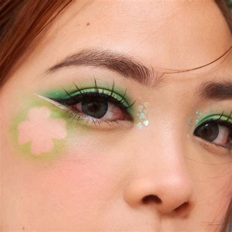 clover leaf make up inspired in 2025 | Green makeup, Cheek makeup ...