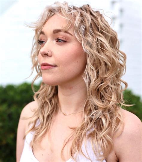 30 Hairstyles for Thin Curly Hair to Boost Volume and Body - Hair Adviser