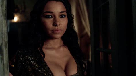 Watch Online - Jessica Parker Kennedy, Clara Paget - Black Sails s02e02 ...