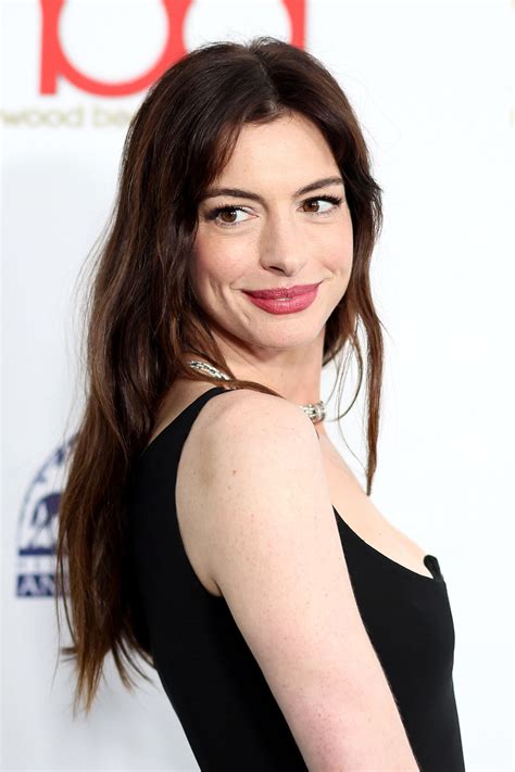 Anne Hathaway combinó sandalias de tiras con un vestido sexy de Versace | Vogue