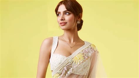 Khushi Kapoor’s romantic light yellow sari is perfect for day weddings ...