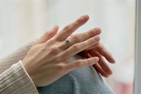 Кольцо на руке с камнем (бриллиант соль с перцем) | Diamond rings, Rose ...