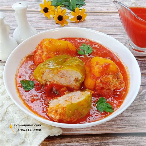 Фаршированный перец с рисом и фаршем в томатном соусе