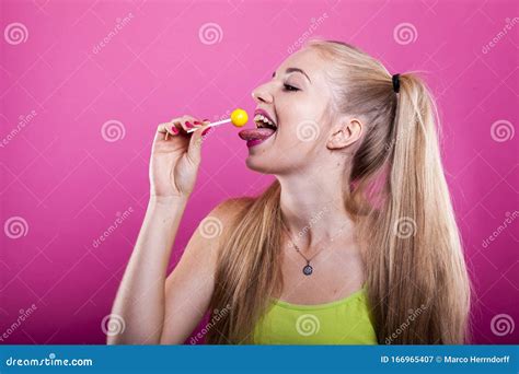 Blonde Licks Sweet Citron Lollipop Stock Image - Image of blonde, green ...