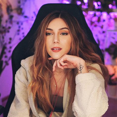 Marz (@marzzzzy Twitch/YouTube) : r/CelebrityHands