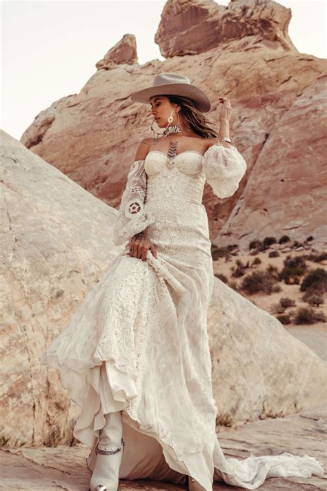 37 Western Wedding Dresses And Accessories - Weddingomania