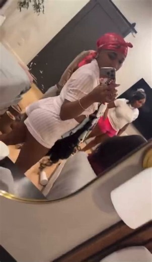BunnaB twerking clapping her ASS cheeks together.😍🤤🪼