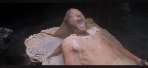 Todo mundo falando sobre alienígenas (meu assunto favorito) trago uma ótima dica de filme Fire in the Sky (Fogo no céu) conta a história real e perturbadora de Travis Walton, um lenhador que desaparece após ser atingido por uma misteriosa luz na floresta! Vale muito a pena ver o filme e pesquisar sobre o caso real! 🎥 Fire in the sky-1993