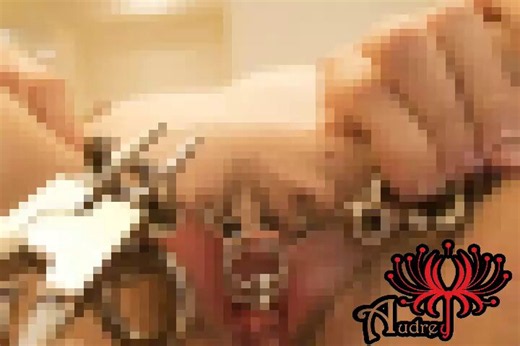 これが初アナルフィストでした、Audreyにとって。https://t.co/dGskmOGfXVThis is a record of Audrey's first time completing anal fisting.[18]For some reason, there was a hanging ring in the room, so we started by restraining Audrey and playing with the whip.Her extremely thick genital piercing sways between her legs with each whip.Check out the bonus video too.The subscription version is a long video.The first period is a discounted price.Take this opportunity to enjoy some Japanese genital-modified slave girls.第一期是折扣价