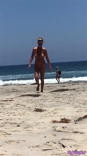 RT @BigPussyKat: Kathy sitting naked “Hustler Style” at Blacks Beach, her legs parted drawing curious glances from the scattered sunbathers…