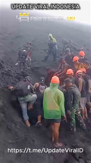 Tiga pendaki yang hilang akibat erupsi Gunung Dukono akhirnya ditemukan tim SAR dalam kondisi meninggal dunia. Dua korban warga negara asing asal Singapura ditemukan dalam kondisi tinggal tulang belulang.Join telegram : https://t.co/KiNwj9PGmY