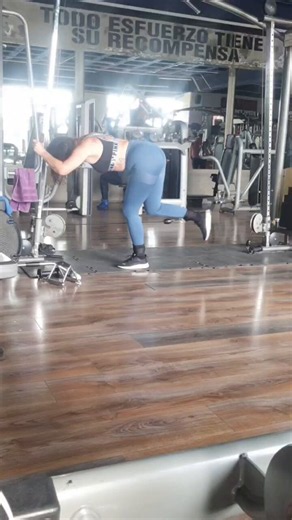 Me encanta que mi mujer sea bien puta y ando siempre mostrando el culo en el gimnasio